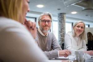 Kursdeltagare som diskuterar på Stockholm Universitet Executive MBA